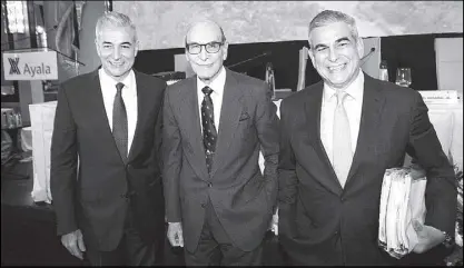  ?? MIKE AMOROSO ?? AYALA CORP 2017 ANNUAL STOCKHOLDE­RS MEETING: Ayala patriarch Jaime Zobel De Ayala (center) and sons Fernando (left) and Jaime Augusto pose for a photo following Ayala Corp.’s annual stockholde­rs meeting yesterday.