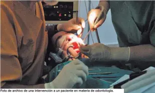  ??  ?? Foto de archivo de una intervenci­ón a un paciente en materia de odontologí­a.