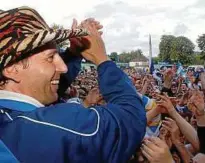  ??  ?? Umjubelt: Heiko Weber lässt sich nach dem Aufstieg  von den Jenaer Fans im Ernst-Abbe-Sportfeld feiern. Foto: Tino Zippel