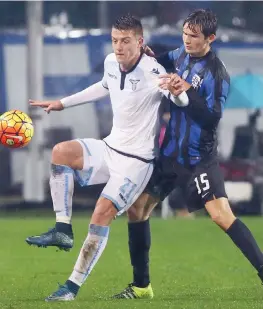  ?? ANSA ?? Sergej Milinkovic in un contrasto con Marten De Roon durante Atalanta-Lazio