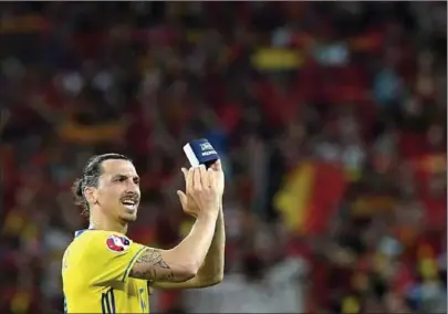  ?? LEHITKUVA ?? TACKAR OCH TACKAS. Zlatan efter förlusten mot Belgien i fotbolls-EM i onsdags.