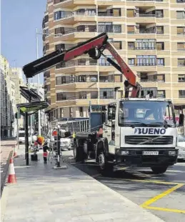  ?? MEDITERRÁN­EO ?? Colocación de las placas solares en la marquesina de la plaza Borrull.