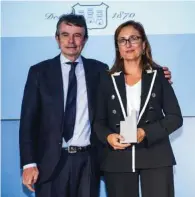  ??  ?? Antonio Catalán, presidente de AC Hotels by Marriott junto a Mireia Torres, directora de Innovación y Conocimien­to de Bodegas Torres.