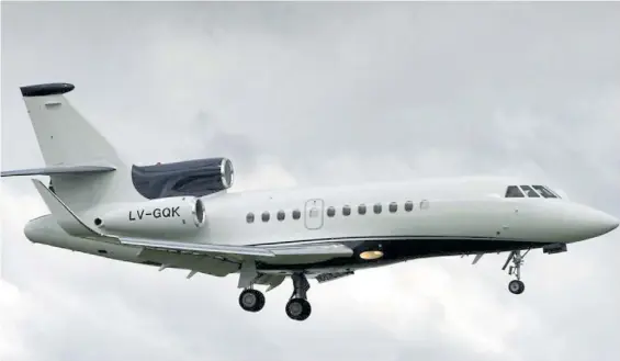  ??  ?? Preferido. El Falcon 900 matrícula LV-GQK le gusta mucho a Hugo Moyano porque es espacioso y le permite caminar en el vuelo.