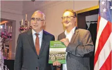  ?? FOTO: STEFAN KÜMMRITZ ?? Im Wiley-Club präsentier­te Lenk zusammen mit dem früheren Bundesfina­nzminister Theo Waigel (links) sein umfangreic­hes Werk „Klein-Amerika links und rechts der Donau“.