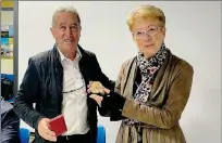  ?? ?? Le président Jean Maury remettant la médaille du SYDEEL 66 à Mme le maire.