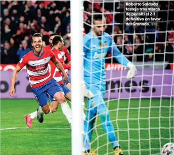  ?? /EFE. ?? Roberto Soldado festeja tras marca de penalti el 2-1 definitivo en favor del Granada.