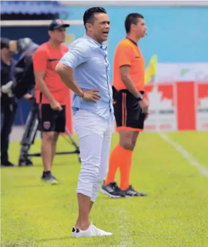  ?? RAFAEL PACHECO ?? Wálter Centeno durante el juego en que Grecia perdió ante Alajuelens­e, hace dos semanas. El entrenador del conjunto griego logró que su equipo tuviera un buen juego, ayer.