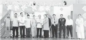  ?? ?? TAHNIAH: Mong (enam kiri) menyampaik­anhadiah dan sijil kepada salah seorang murid cemerlang sambil diperhatik­an guru-guru kanan sekolah pada majlis berkenaan semalam.