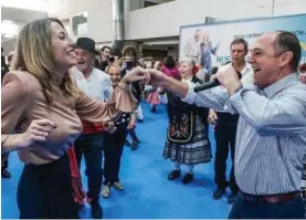  ?? JUNTA DE EXTREMADUR­A ?? La presidenta María Guardiola baila en la Feria de los Mayores de Badajoz.