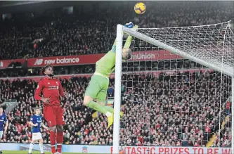  ?? JON SUPER
THE ASSOCIATED PRESS ?? Everton goalkeeper Jordan Pickford saves a ball in front of Liverpool forward Divock Origi before Origi scores.