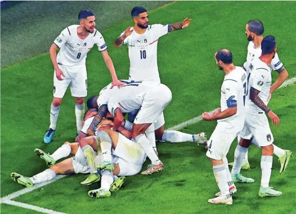  ?? EUROPA PRESS ?? Los jugadores italianos celebran el gol de Barella