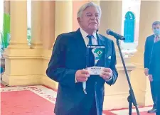  ??  ?? El expresiden­te de Uruguay Luis Lacalle Herrera (c) obsequió ayer al presidente Mario Abdo un ejemplar de su nuevo libro.