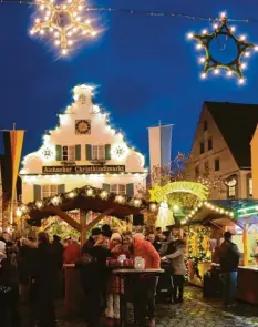  ?? Archivfoto: Erich Echter ?? Auf dem Aichacher Christkind­lmarkt ist immer was los. Auch in diesem Jahr verzaubern die Buden und Lichter die Innenstadt.