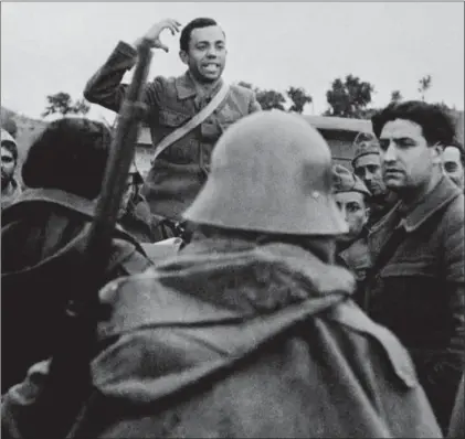  ?? / DAVID SEYMOUR (MAGNUM) ?? Miguel Hernández arenga a unos milicianos en la Guerra Civil en 1936.