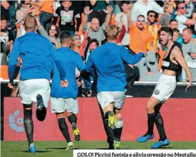  ??  ?? GOLO! Piccini festeja e alivia pressão no Mestalla