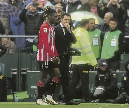  ?? FOTO: GETTY ?? Expulsado
Nico Williams camina junto a Sendoa, delegado del Athletic, tras ser expulsado