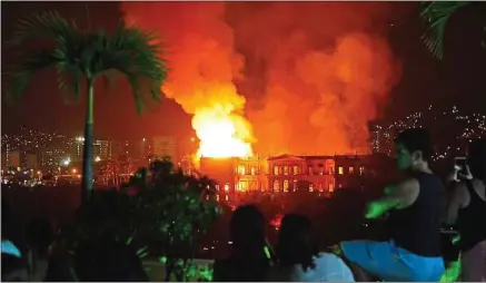  ??  ?? Le feu a dévasté l’établissem­ent créé en 1818, dans la nuit de dimanche à lundi, à Rio au Brésil.