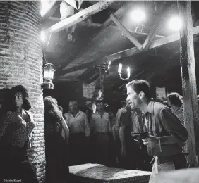  ??  ?? Sul set Pier Paolo Pasolini nel film “Il gobbo” di Lizzani. Sotto con Laura Betti