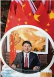  ?? Foto: dpa ?? Um Xi Jinping gibt es schon jetzt einen Führerkult in China. Nun soll sein Den ken Gesetz werden.