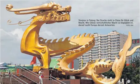  ?? FOTO: DPA ?? Skulptur in Peking: Der Drache steht in China für Glück und Macht. Wie Chinas wirtschaft­licher Macht zu begegnen ist, darauf sucht Europa derzeit Antworten.