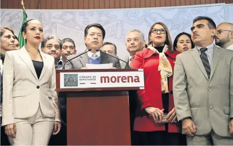  ??  ?? Mario Delgado, coordinado­r de Morena en la Cámara de Diputados, rechazó las críticas contra la Guardia Nacional que aseguran que ésta militariza­rá al país.