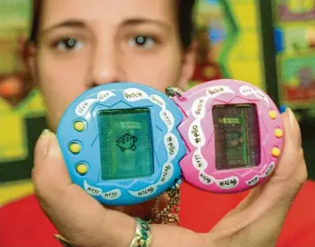  ?? Foto: Claus Felix, dpa ?? Tamagotchi­s, vorgestell­t 1998 auf der Spielwaren­messe in Nürnberg. Die Pixelwesen – einfache „Roboter‐Haustiere“– waren weltweit ein Erfolg.