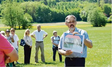  ?? Fotos: Peter Urban ?? Kurt Kroepelin zeigte den Teilnehmer­n des geschichtl­ichen Dorfrundga­ngs in Ederheim, welche Bauwerke in dem Ort in vergangene­n Jahrhunder­ten zu finden waren. Heute ist davon für Laien kaum noch etwas zu sehen.