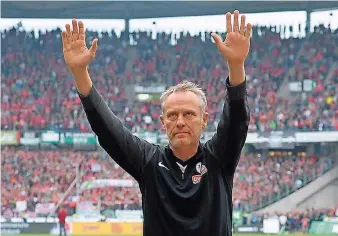  ?? FOTO: STEFFEN/DPA ?? Gefasst bedankt sich Kulttraine­r Christian Streich bei den Fans. Er wird seinen Club trotz des Abstiegs nicht verlassen, im Gegenteil. Er will noch lange beim SC arbeiten.