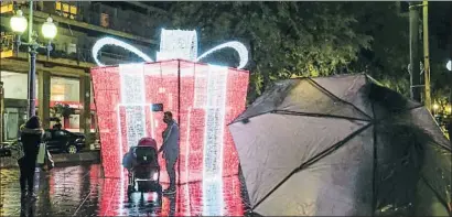  ?? XAVI JURIO ?? Tarragona. La il·luminació de Nadal estrena una figura gegant a la Rambla que respon a la campanya “Tarragona, el millor regal” per animar el comerç