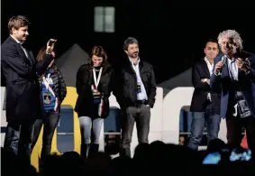  ??  ?? L’ex direttorio Il primo organismo M5S sul palco di Roma nel 2016. Da sinistra: Alessandro Di Battista, 41 anni; Paola Taverna (non componente), 51; Carla Ruocco, 46; Roberto Fico, 45 e Luigi Di Maio, 33. Con loro il garante Beppe Grillo, 71