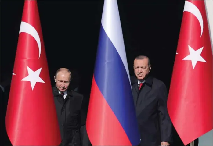  ??  ?? Her, Ankara i Tyrkia, utveksler Russlands president Vladimir Putin (til venstre) og Tyrkias president Recep Tayyip Erdogan kanskje tips om hvordan de kan gjøre ugagn mot Vesten.