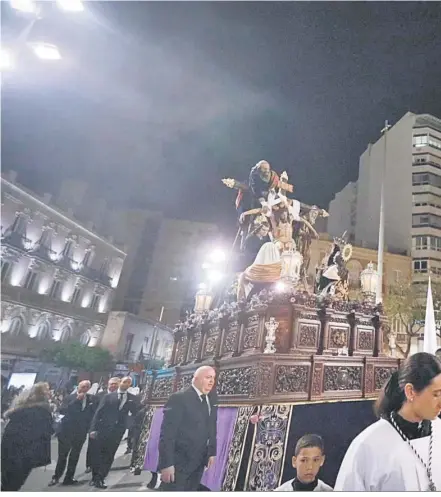  ?? ?? El espectacul­ar paso del Descenmien­to avanza por la Puerta Purchena, frente al Edificio de las Mariposas.