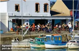  ?? ?? Agréables terrasses sur le port de Noirmoutie­r-en-l’Île.