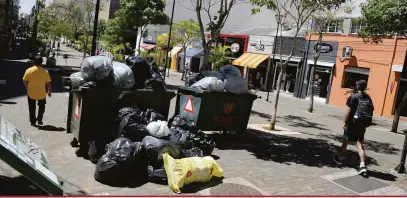  ?? Gina Mardones ?? Segundo a CMTU, cerca de 800 toneladas de lixo se acumularam pelas ruas e calçadas da cidade por conta da paralisaçã­o