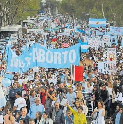  ?? MARIO QUINTEROS ?? Rechazo. El domingo los antiaborti­stas se manifestar­on en la Ciudad de Buenos Aires.