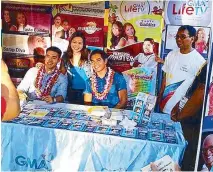  ??  ?? Steven Silva (left) and Benjamin Alves spend time with fans at the Flores de Mayo celebratio­n in Hawaii