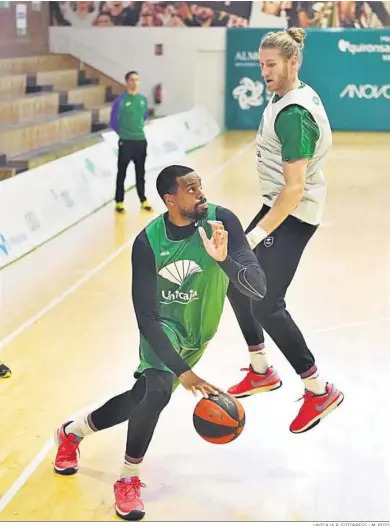  ?? UNICAJA B. FOTOPRESS / M. POZO ?? Will Thomas, ante Dylan Osetkowski, en el entrenamie­nto de ayer.