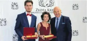  ??  ?? Krzysztof Kamiński (z prawej) odebrał od studentów dwie Złote Kredy na sobotniej gali wWarszawie