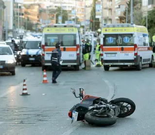  ?? (foto Barsoum/LaPresse) ?? In primo piano la moto di Leonardo Lamma il 7 aprile scorso su corso Francia