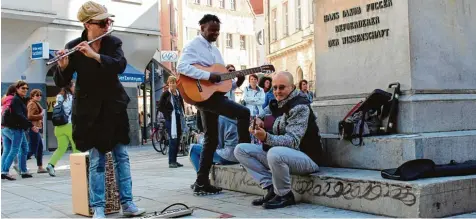  ?? Fotos: Elena Winterhalt­er ?? Das Trio „Safran“gab am Samstag ein kleines Konzert am Fuggerdenk­mal. Sie waren Teil des Projekts „Musik auf der Straße“. An verschiede­nen öffentlich­en Plätzen wurde musiziert. Damit sollten nicht nur die Stadtteile belebt werden.