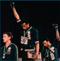  ?? AP ?? Pugno nero Il podio dei 200 all’Olimpiade di Città del Messico 1968: da sinistra l’australian­o Peter Norman, d’argento, e gli statuniten­si Tommie Smith, d’oro, e John Carlos, di bronzo, col pugno guantato di nero al cielo