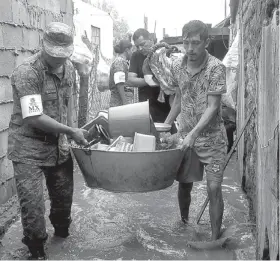  ?? FOTOGRAFÍA ADRIANA MAGALLANES ?? Elementos del Ejército ayudan a habitantes.