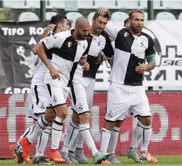  ?? INFOPRESS ?? Emiliano Bonazzoli, al centro, festeggiat­o dai compagni dopo il suo gol, il primo del Siena