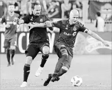  ?? CHRIS YOUNG
THE CANADIAN PRESS ?? Michael Bradley, right, battles with Los Angeles FC’s Marco Urena during first-half MLS action in Toronto FC’s 4-2 loss on Saturday.