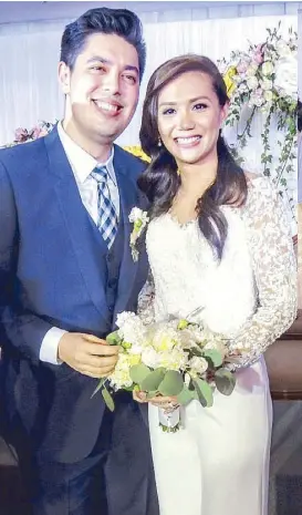  ??  ?? Newlyweds David Abesamis de Koenigswar­ter and Stephanie de Vega Mercado. The bride wears a wedding gown by Bessie Besana.