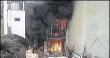  ?? HT PHOTO ?? The house in the main market of Gurugram’s Sohna town up in flames on Thursday.
