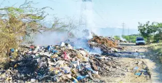  ?? RICARDO FLETE ?? Humareda y fuego en basurero de Hato del Yaque y La Canela.