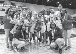  ?? D.A. VARELA dvarela@miamiheral­d.com ?? Miami Country Day players celebrate with the first-place trophy after defeating Cardinal Mooney 54-38 in the Class 3A state girls’ basketball championsh­ip game at RP Funding Center in Lakeland on Saturday. It’s Country Day’s eighth state title.