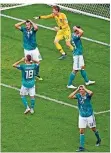  ?? FOTO: DPA ?? Ein gewohntes Bild gestern: Die deutschen Spieler greifen sich an die Köpfe, weil es nicht läuft.